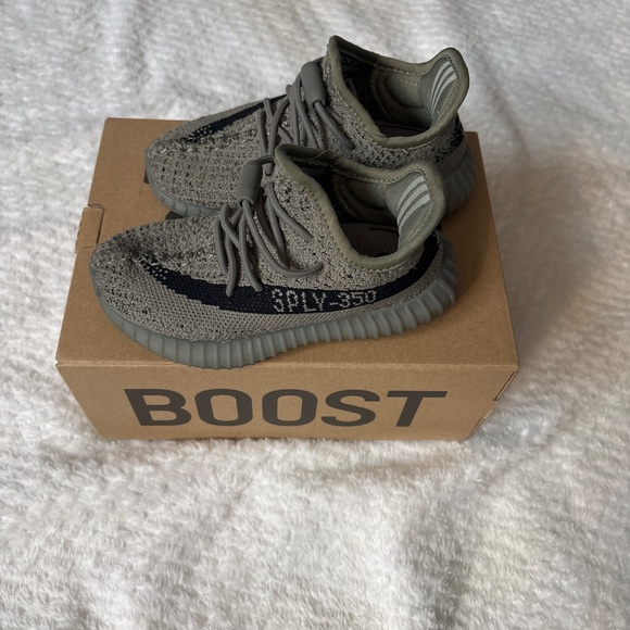 Toddler Yeezy 350 - Picture 2 of 5